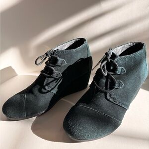 TOMS Women’s Black Suede Lace Up Wedge Booties Size 8.5